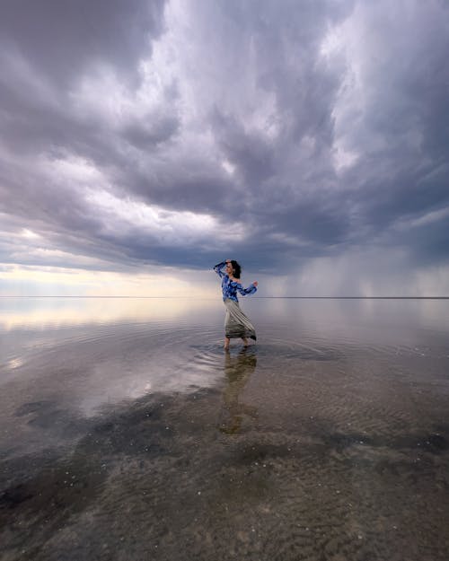 Darmowe zdjęcie z galerii z białe chmury, kobieta, morze