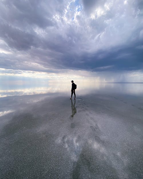 Gratis stockfoto met backpack, bewolkte lucht, buitenshuis