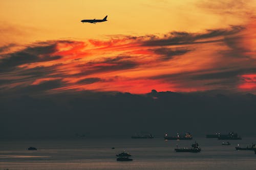 Darmowe zdjęcie z galerii z ciemne chmury, łodzie, lot