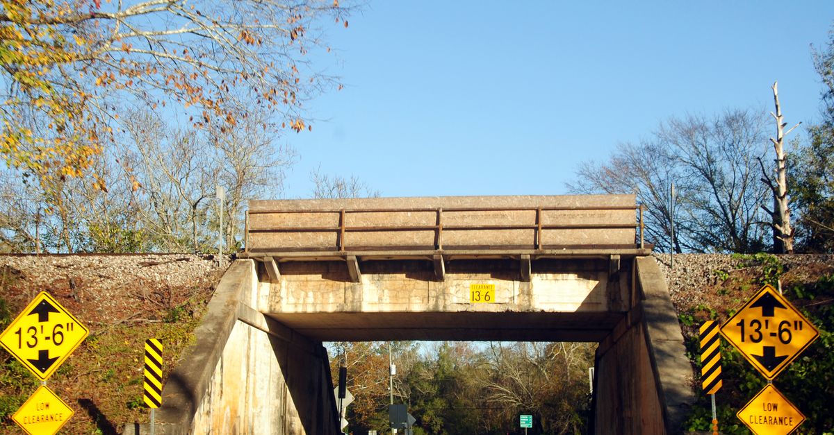 Railway Bridge over Road 路 Free Stock Photo