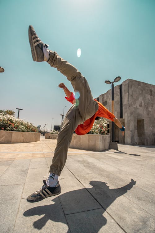 Foto profissional grátis de backflip, balança, break dancing