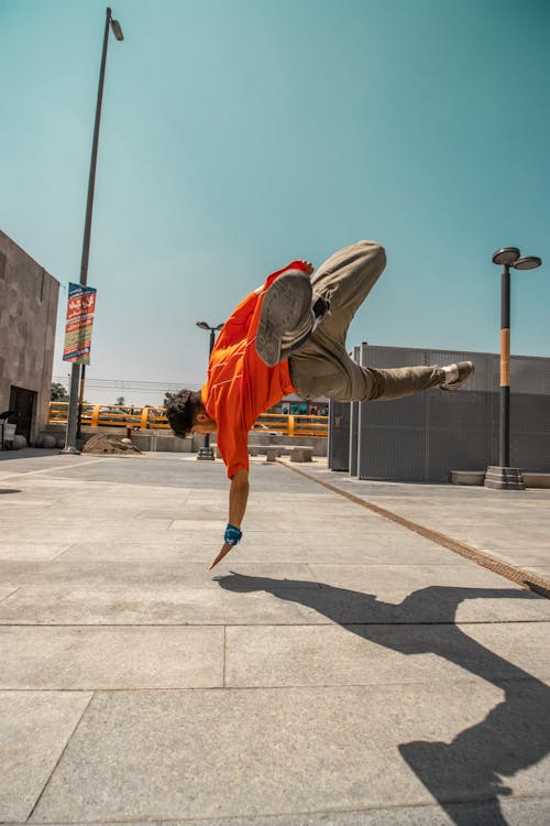 Foto profissional grátis de backflip, balança, break dancing