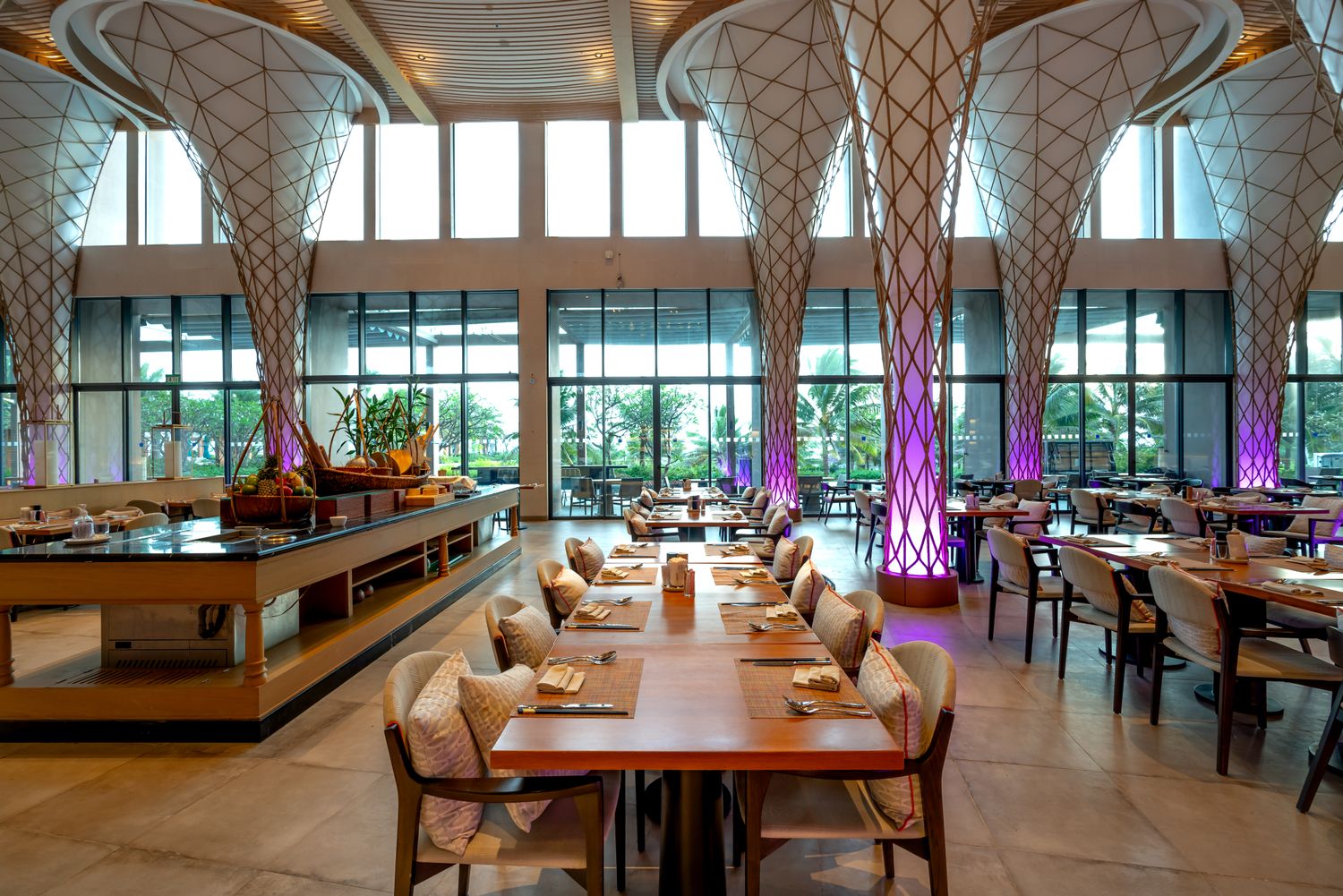 Restaurant prestigieux avec conception architecturale et éclairage distinctif