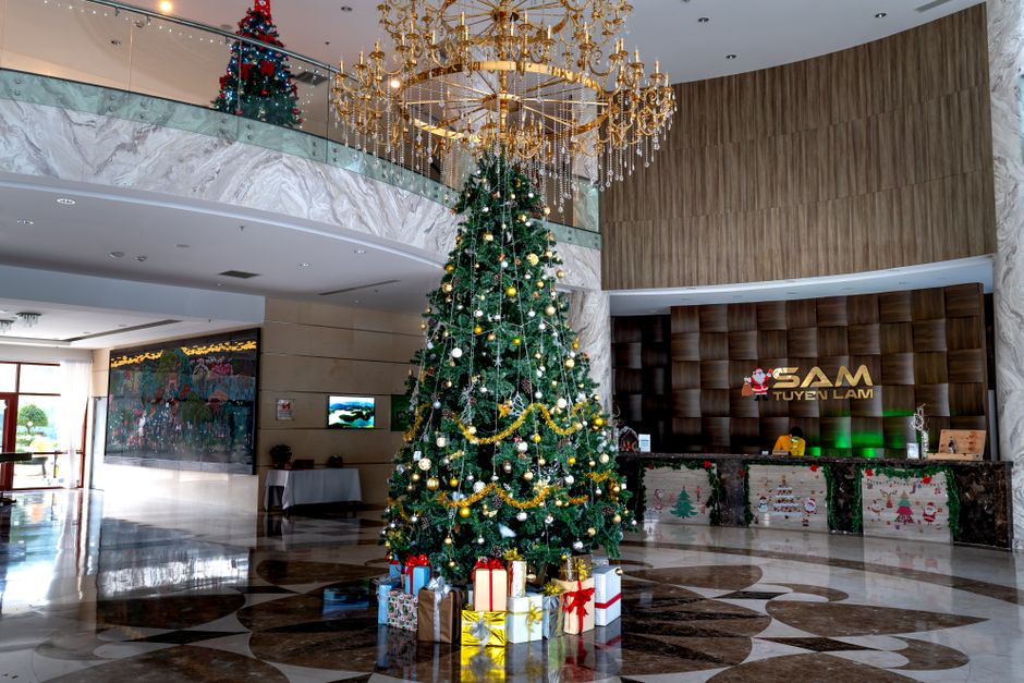 Elegant hotel lobby in Oman showcasing traditional Omani design elements and hospitality