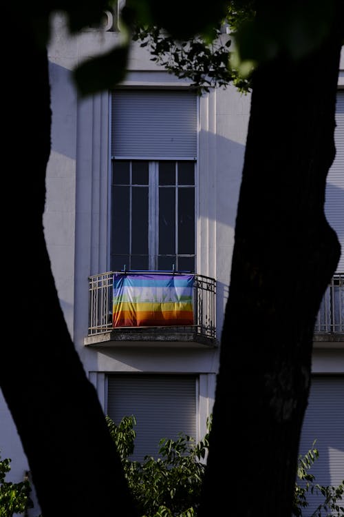 Fotos de stock gratuitas de arco iris, balcón, bandera