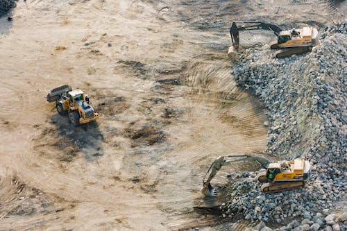 Tiga Ekskavator Kuning Dekat Front End Loader