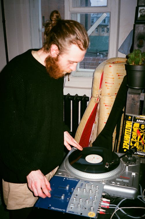 Homem De Suéter Verde Usando Controlador De Dj