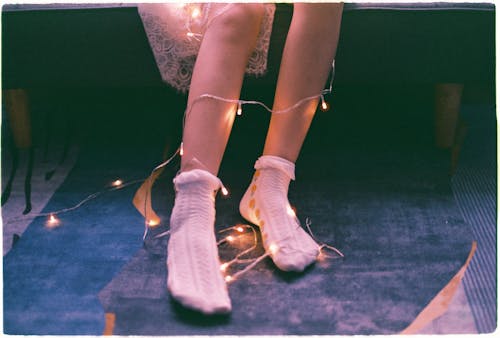 Fotobanka s bezplatnými fotkami na tému biele ponožky, dievča, noha