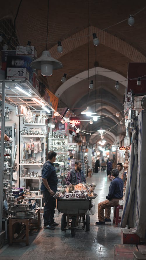 dikey atış, dükkanlar, insanlar içeren Ücretsiz stok fotoğraf