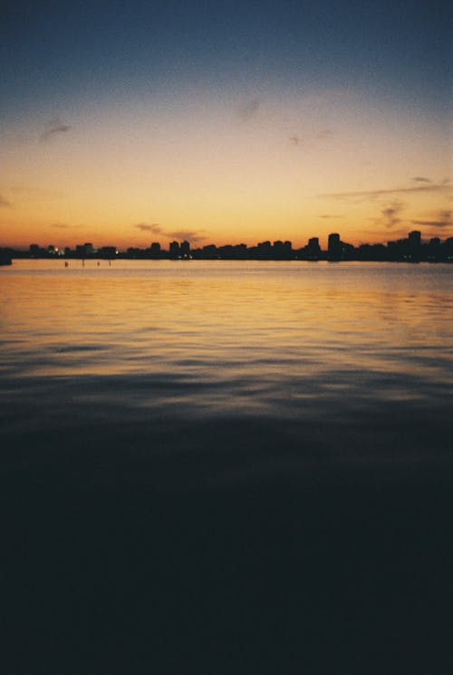 akşam karanlığı, deniz, dingin içeren Ücretsiz stok fotoğraf