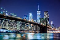 夜晚，布鲁克林大桥和纽约市的天际线呈现出壮丽的景色