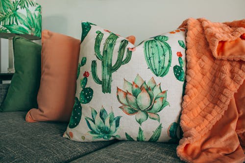 бесплатная Белая и зеленая декоративная подушка с цветочным рисунком Стоковое фото