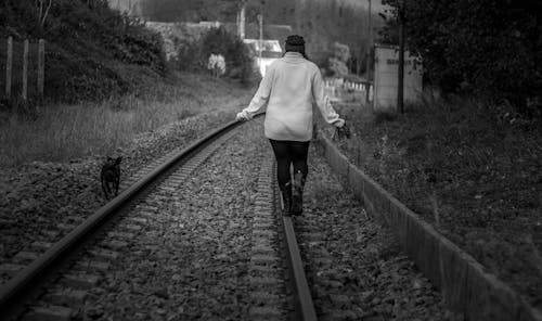 Безкоштовне стокове фото на тему «жінка, задній вигляд, залізниця»