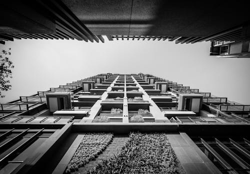 Foto d'estoc gratuïta de arquitectura moderna, balcons, blanc i negre