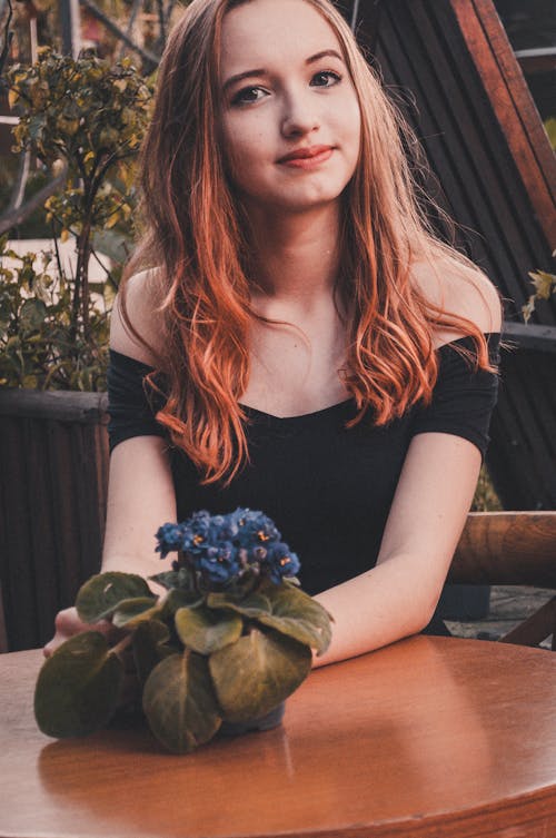 Foto profissional grátis de cabelo vermelho, flor, floresta