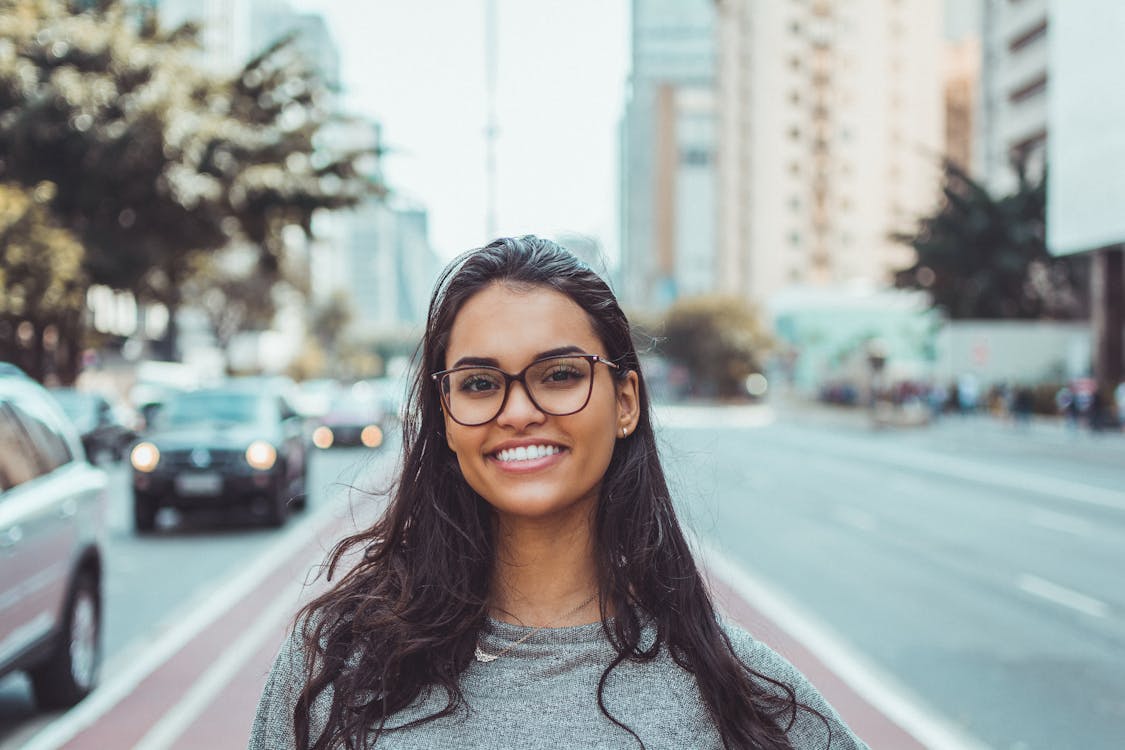 Gratis Mujer, Llevando, Lentes Negros Foto de stock