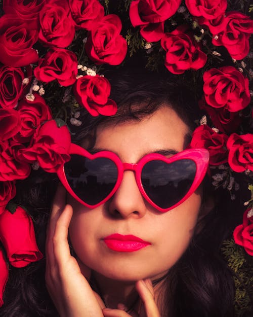 붉은 꽃, 사람, 선글라스의 무료 스톡 사진