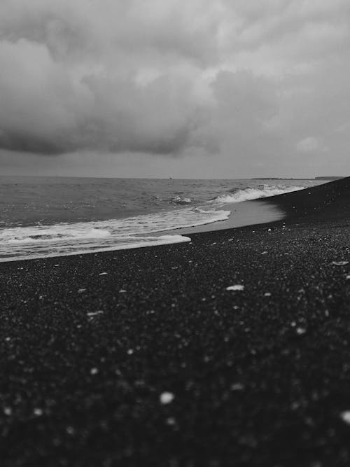Foto d'estoc gratuïta de blanc i negre, escala de grisos, mar