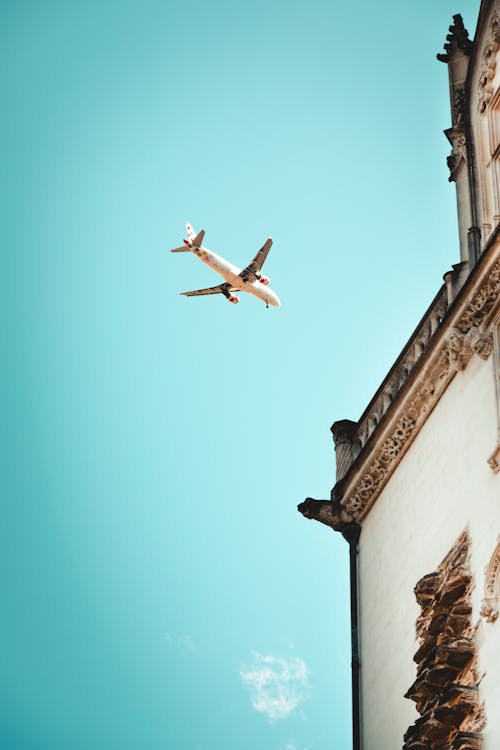 Kostenloses Stock Foto zu blauer himmel, fliegen, flugzeug