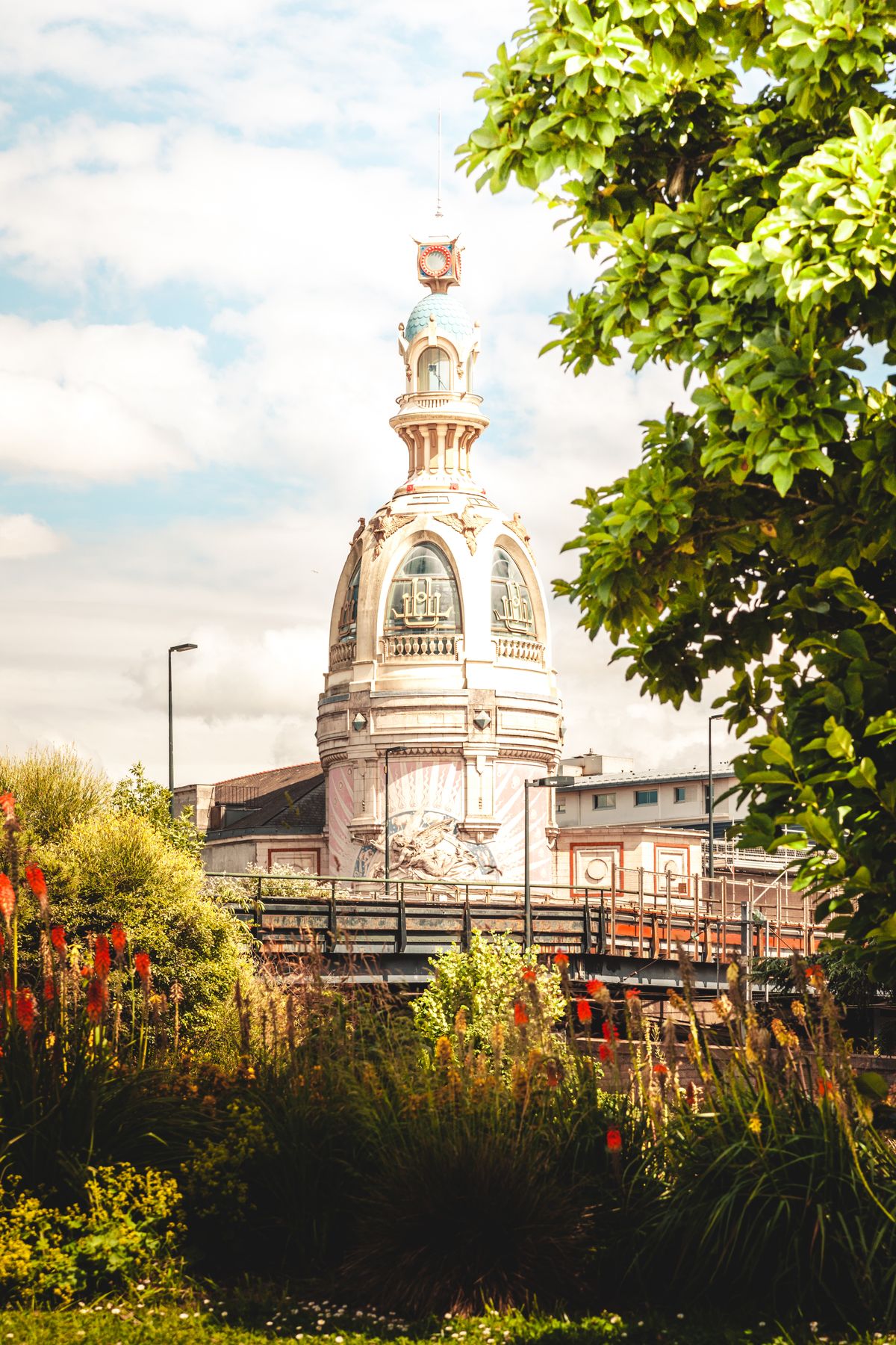 Tour historique en briques, ancien bâtiment industriel à Nantes