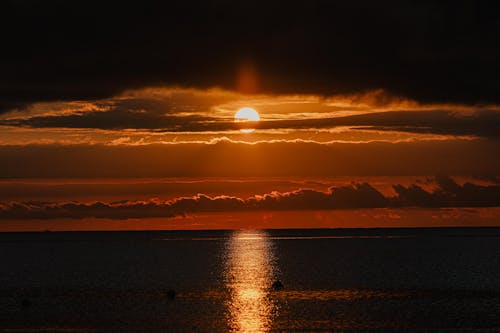 Gratis arkivbilde med dramatisk himmel, refleksjon, sjø