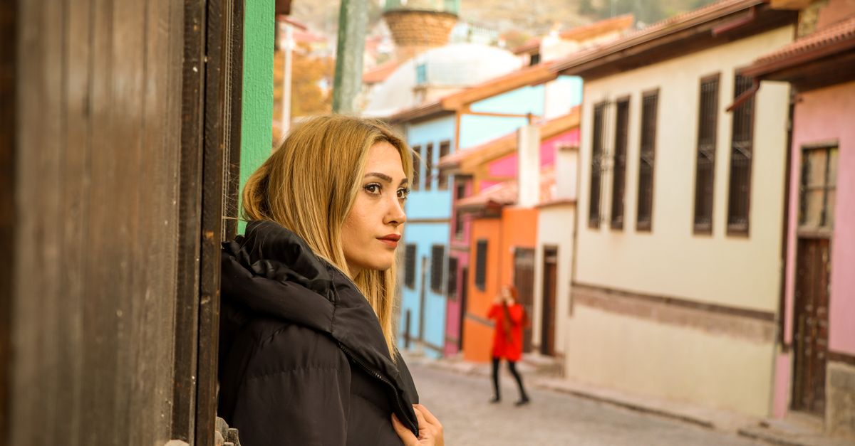 Γιατί η όρασή μου θολώνει για ένα κλάσμα του δευτερολέπτου όταν σηκώνομαι γρήγορα;