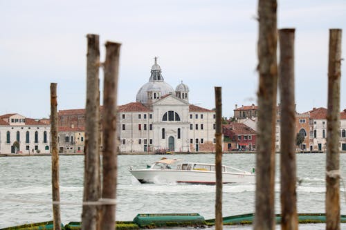 Fotobanka s bezplatnými fotkami na tému Benátky, biela obloha, motorový čln