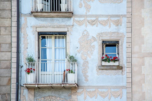 Foto stok gratis balkon, bunga merah, eksterior bangunan