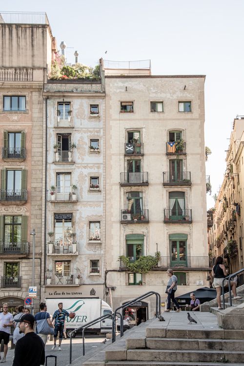 Free Street view showcasing historical buildings with pedestrians in a lively urban area. Stock Photo
