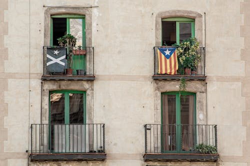 Foto profissional grátis de bandeiras, exterior do edifício, galerias