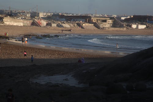 Foto stok gratis pantai berbatu