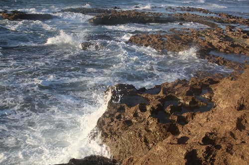 Foto stok gratis pantai berbatu