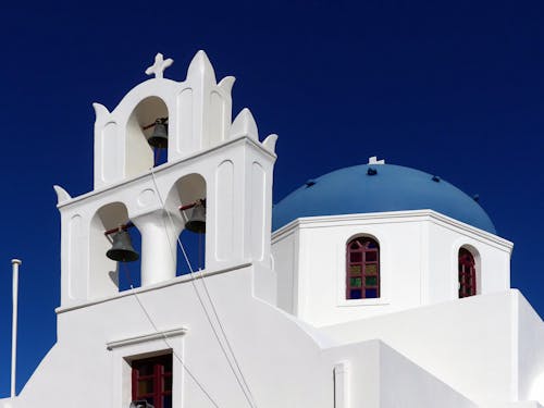 Foto profissional grátis de branco, calça de cintura baixa, capela