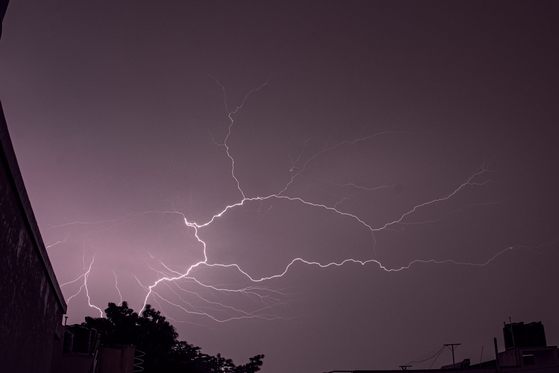 Stormchasers wachten op blikseminslag in korenveld
