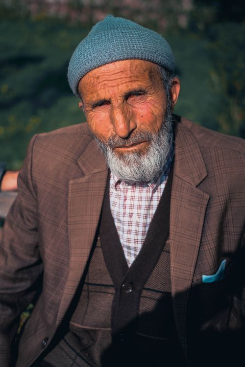 Free Elderly man wearing a knit cap and suit in Erzurum, Turkey. Stock Photo