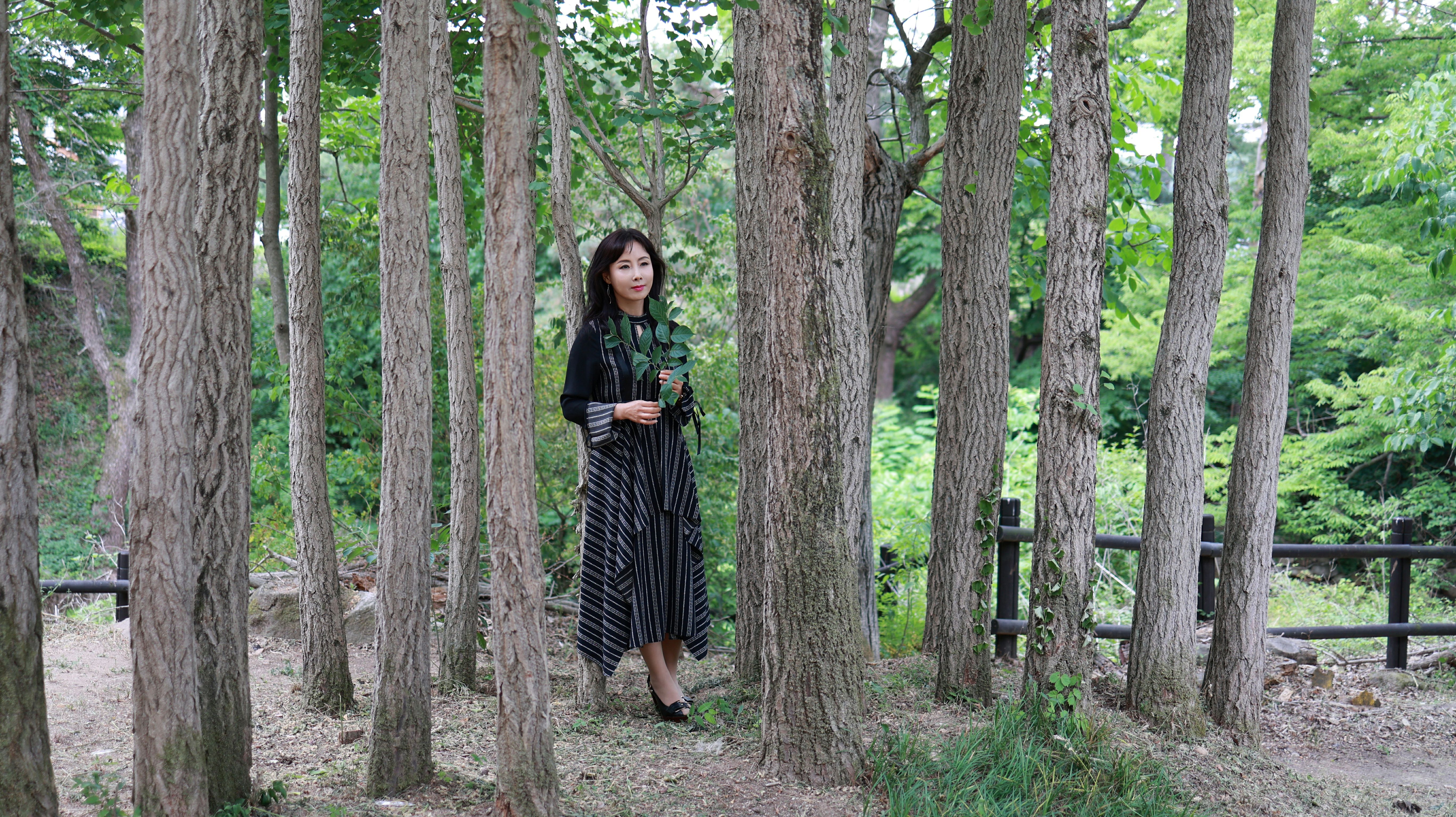 @집 밖의, 검정 드레스, 경치의 무료 스톡 사진