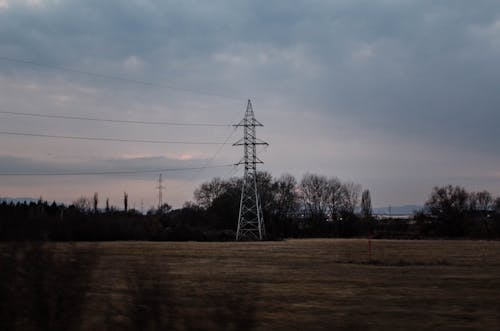 Ilmainen kuvapankkikuva tunnisteilla kenttä, sähköpylväs, voimajohdot