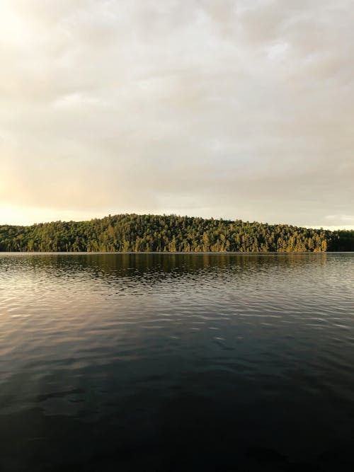 Darmowe zdjęcie z galerii z białe niebo, fotografia przyrodnicza, jezioro
