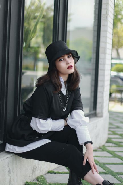 Hoje coloquei uma blusa branca por baixo de tudo preto, e o chapéu amarra o look 🖤 Simples, mas perfeito assim.
#lookdodia #black #hat #blouse