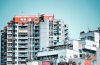 伯尔尼的现代住宅楼采用充满活力的设计，并设有玻璃窗