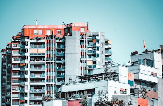 伯尔尼的现代住宅楼采用充满活力的设计，并设有玻璃窗