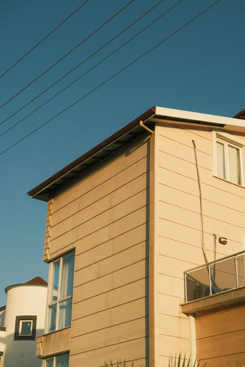 Free Contemporary house exterior showcasing clean lines and glass elements in Edremit, Turkey. Stock Photo