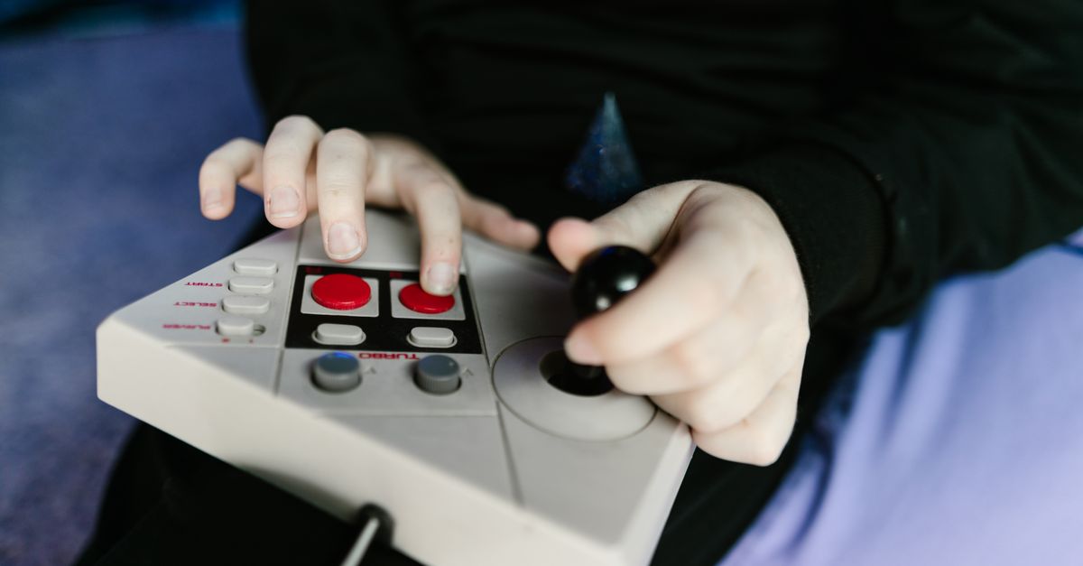 Neo Geo AES Plus : la précommande repart, mais attends septembre 2027