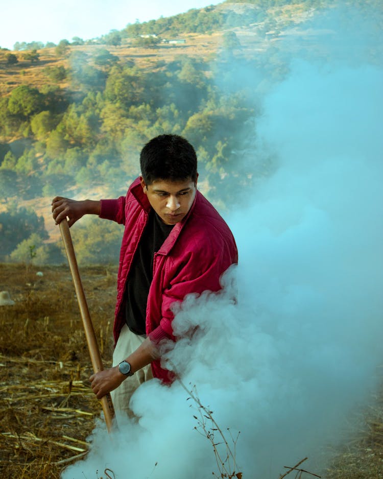 Hombre Jugando Con El Humo