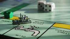 自来水厂空间内大富翁棋盘游戏棋子和骰子的详细视图