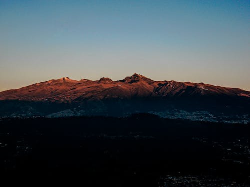 Kostenloses Stock Foto zu berge, dämmerung, drohne erschossen