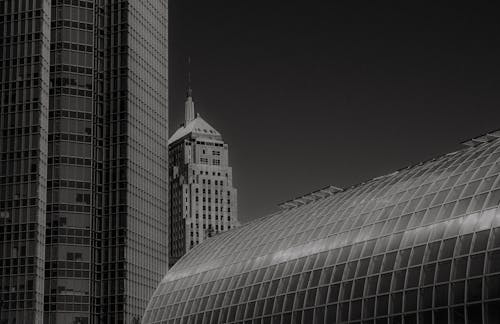 bezplatná Základová fotografie zdarma na téma budovy, centrum města, černobílý Základová fotografie