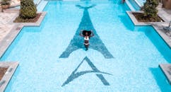 一名身穿比基尼的女子在迪拜度假村的豪华游泳池里放松，这张照片是从上方拍摄的