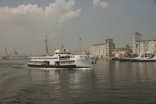 Kostenloses Stock Foto zu fähre, fluss, segeln