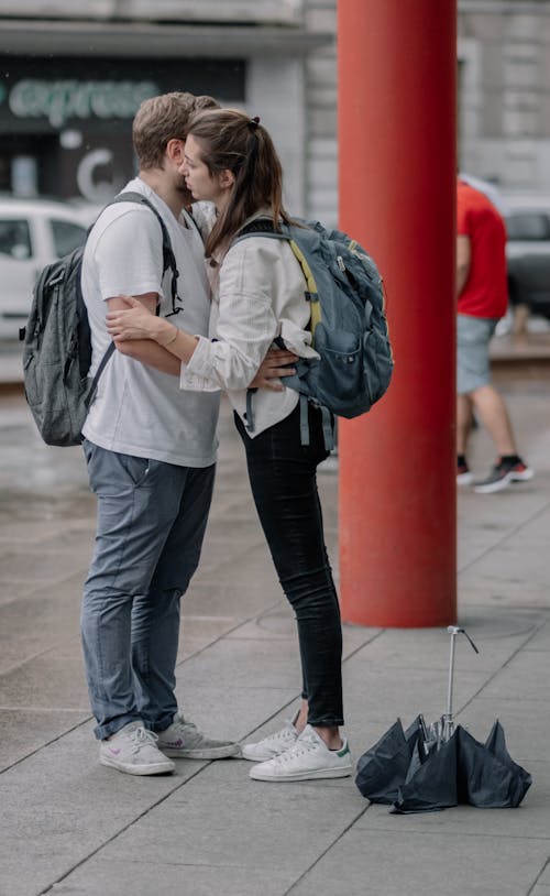 Fotos de stock gratuitas de abrazar, acera, hombre